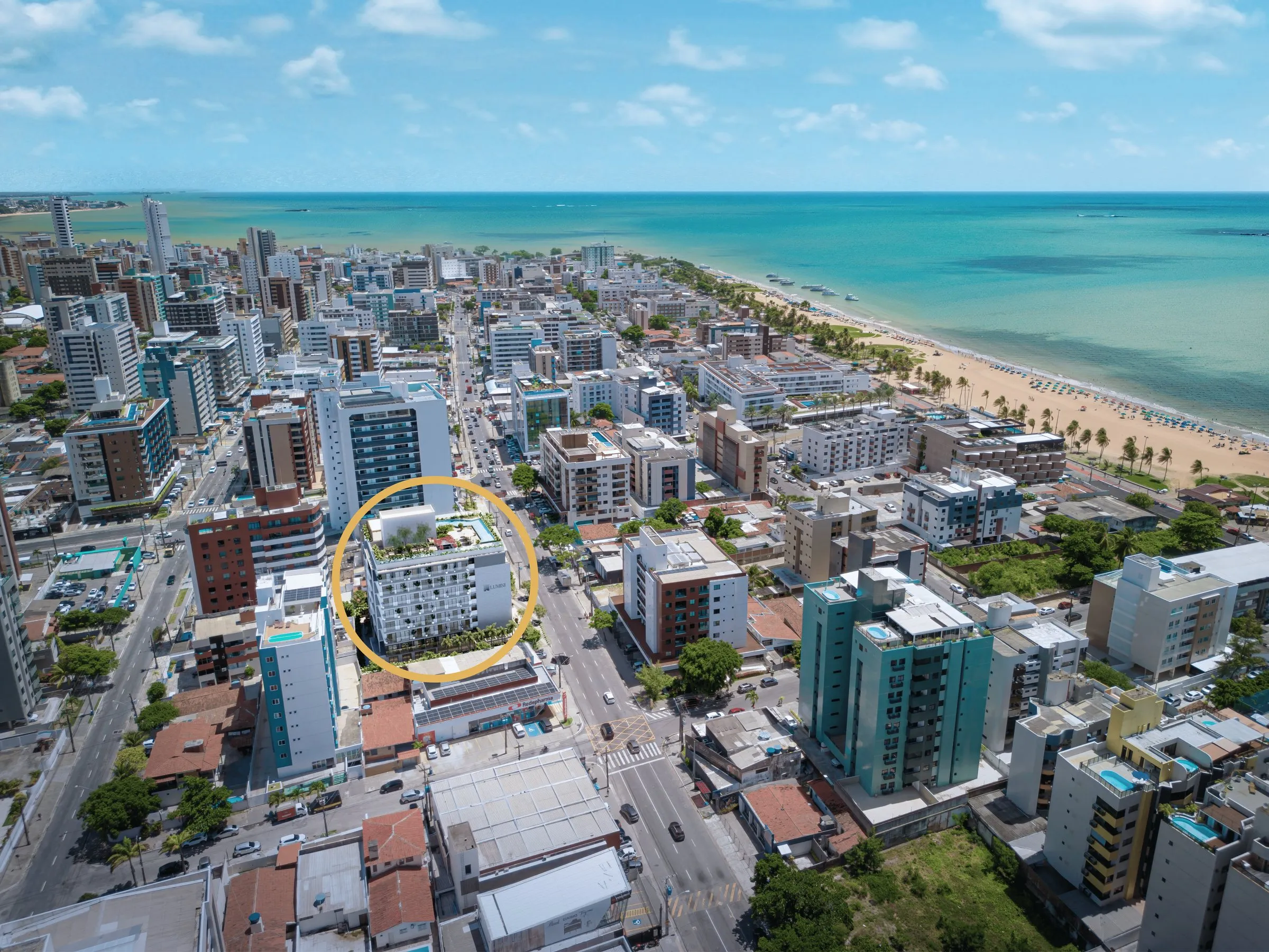 Lumini inserido na quadra, com o entorno real do bairro