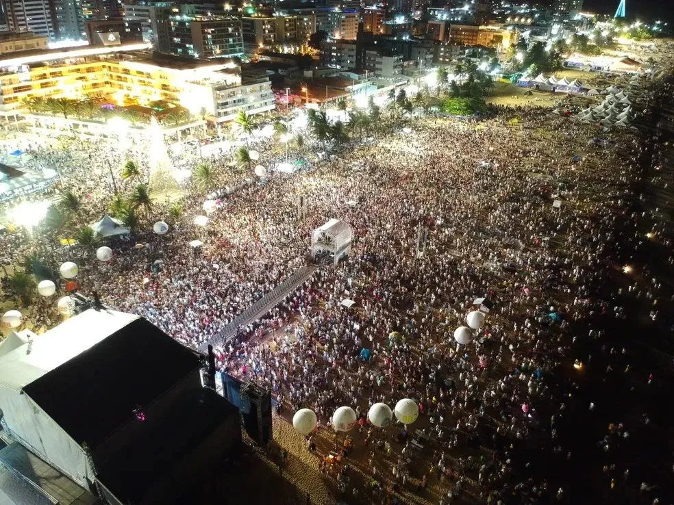 Vista aérea da multidão na orla de João Pessoa durante o Réveillon